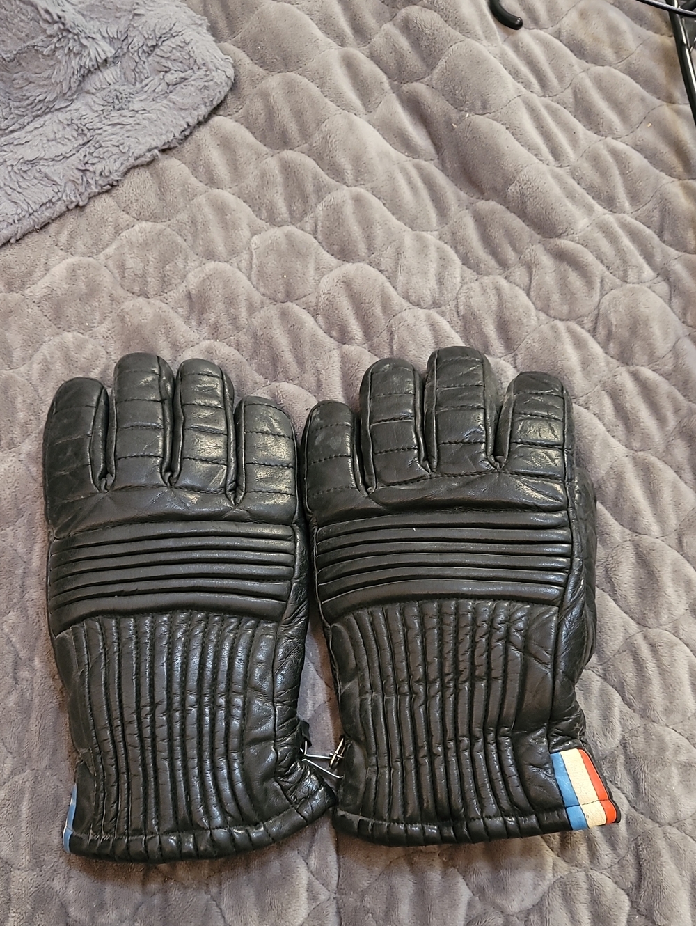 Men's Black Quilted Leather Gloves with Ribbed Padding